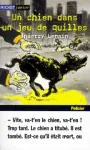 UN CHIEN DANS UN JEU DE QUILLES